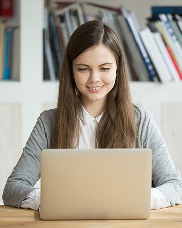 Mujer usando computador